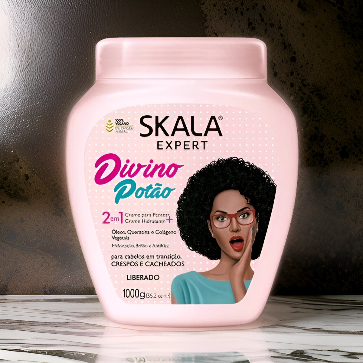 Skala Divino Potinho Kids 1000g – Hydrating and defining hair treatment for kids' curls. Gentle, vegan, and sulfate-free formula for soft and manageable hair.