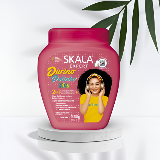 Skala Divino Potinho Kids 1000g – Hydrating and defining hair treatment for kids' curls. Gentle, vegan, and sulfate-free formula for soft and manageable hair.